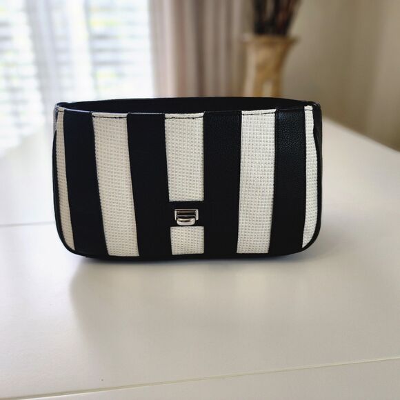 NEW! Karl Lagerfeld Paris Agyness Medium Shoulder Bag - Picture 5 of 14